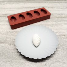 Quenelle Twist
